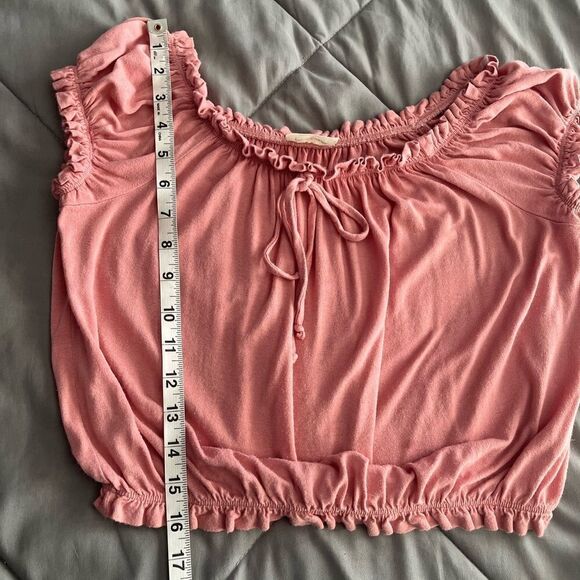 đFreeâKissesâ
Off-the-shoulder CropâTop - Picture 6 of 8